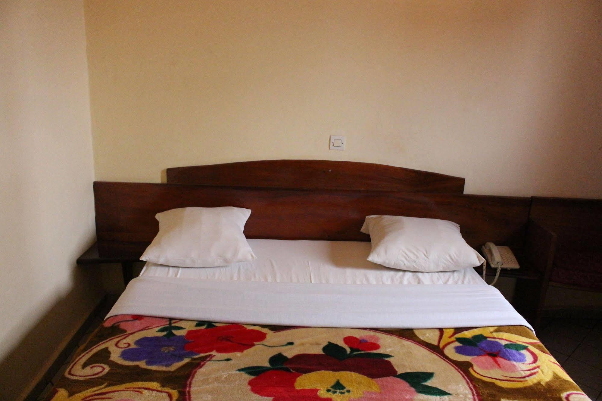 Hotel Altitel Bafoussam Екстериор снимка